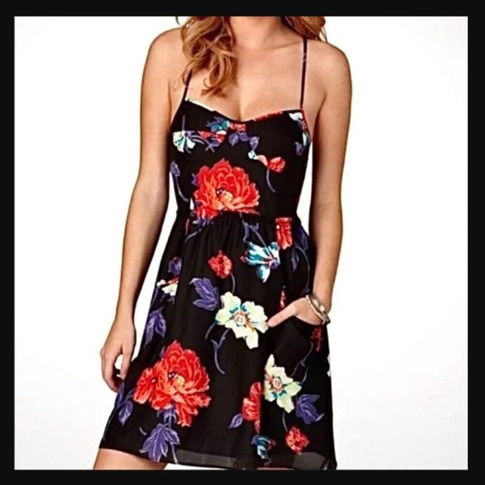 American Eagle Brand Junior's size Medium Black & Red Floral Mini Dress Pockets